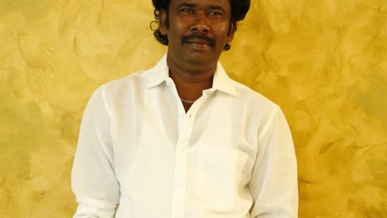 அது வாங்குனா இது இலவசம்’ படத்தின் பர்ஸ்ட்லுக் போஸ்டரை வெளியிட்ட நடிகை நமீதா*